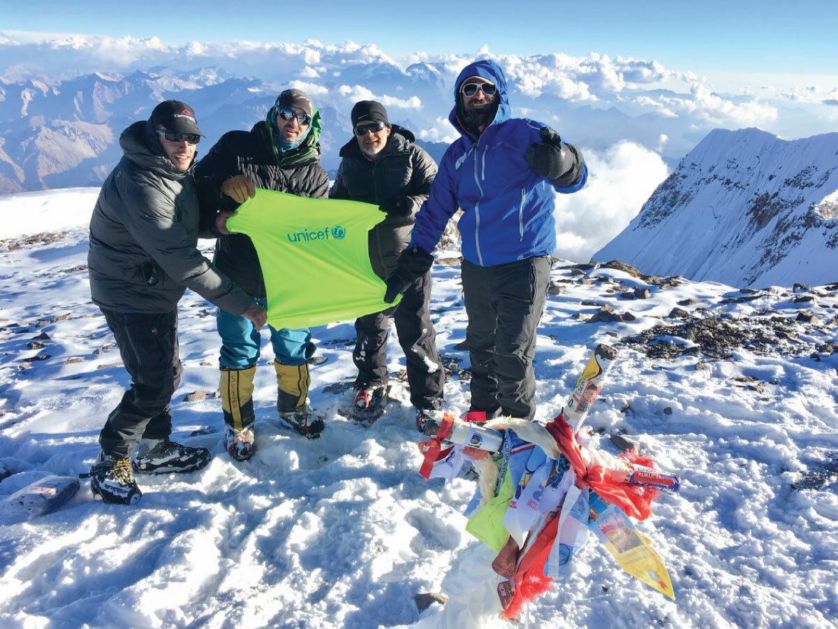 Ezequiel, Guille (guía), Julian y Ulises (guía) con la remera de UNICEF