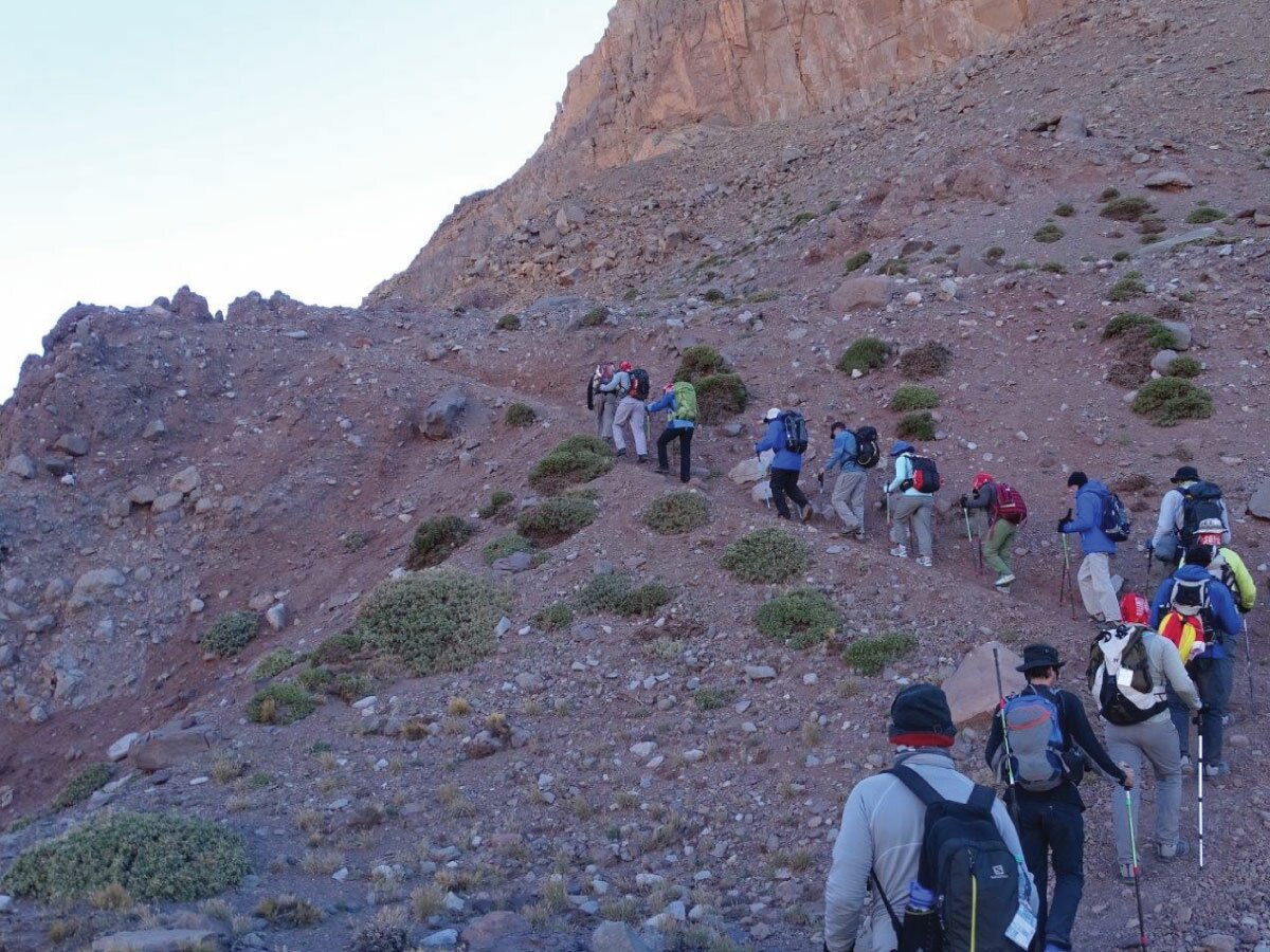 En fila subiendo el barranco